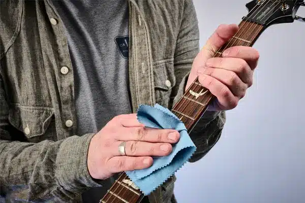 چگونه گیتار خود را تمیز کنیم