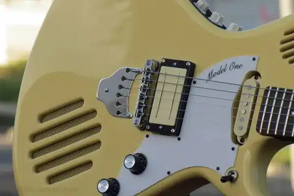 نحوه تقویت صدای گیتار الکتریک بدون آمپلی فایر 3 تقویت صدای گیتار الکتریک بدون آمپلیفایر