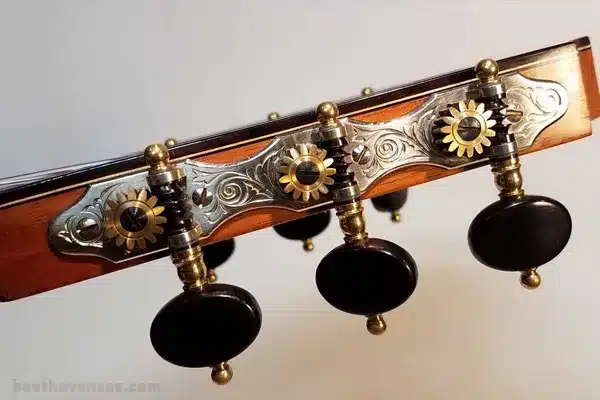 علت سفت شدن گوشی گیتار 2 دسته گیتار با گوشی های مشکی - علت سفت شدن گوشی گیتار