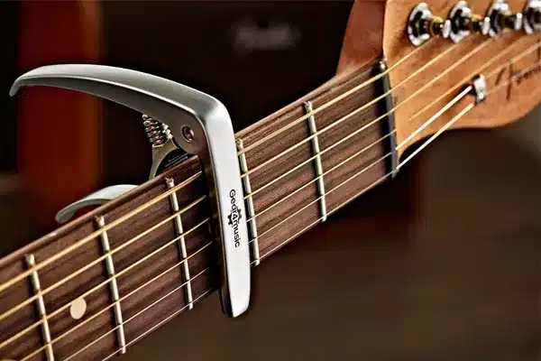 آموزش استفاده از کاپو گیتار 2 کاپوی مشکی روی دسته ی گیتار - آموزش استفاده از کاپو گیتار