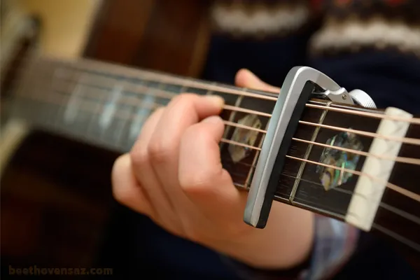 آموزش استفاده از کاپو گیتار 1 کاپوی مشکی روی دسته ی گیتار - آموزش استفاده از کاپو گیتار