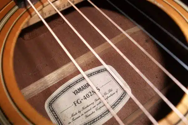 تشخیص گیتار یاماها اصل از تقلبی 1 بررسی شماره سریال گیتار یاماها