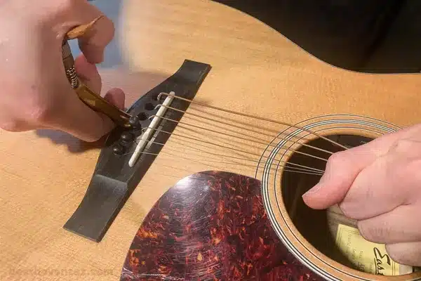 تعویض سیم گیتار آکوستیک 1 تعویض سیم گیتار آکوستیک