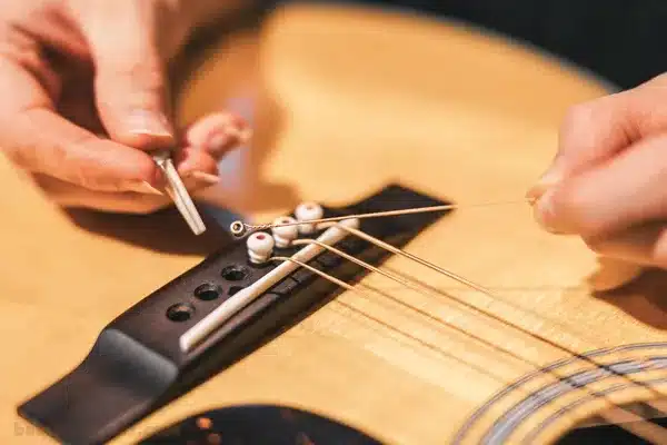 تعویض سیم گیتار آکوستیک 2 تعویض سیم گیتار آکوستیک