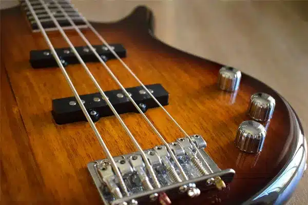 گیتار باس چیست ؟ 2 گیتار باس رنگ قهوهایی تیره - گیتار باس چیست