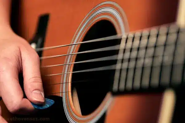 تفاوت سیم گیتار نایلون و فلزی - گیتار قهوه‌ایی و پیک شبز