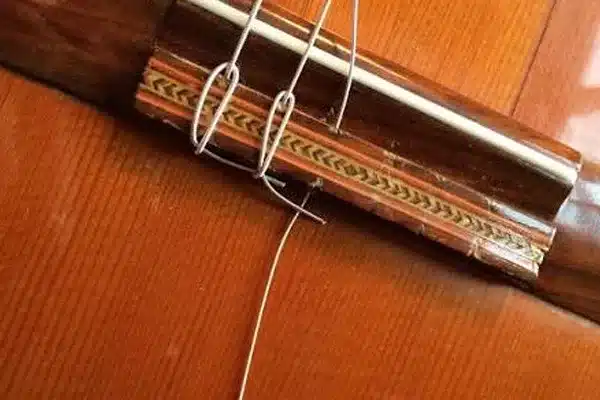 آموزش گره زدن سیم گیتار کلاسیک روی خرک